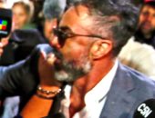 طبيب مارادونا يتعرض للضرب عند دخوله للمحاكمة ويصفونه بـ القاتل.. فيديو