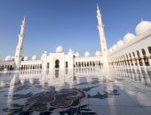 جامع الشيخ زايد بأبوظبي.. معمارٌ يخطف الأبصار ورسالةٌ تتجاوز الجدران.. تحفةٌ معمارية تسرد حكاية التسامح.. 82 قبة و1000 عمود ورابع أكبر سجادةٍ يدوية في العالم.. ويتسع لأكثر من 40 ألف مصلٍّ، ووجهةٌ