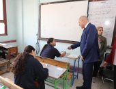 محافظ القاهرة يتفقد امتحانات نهاية العام للشهادة الإعدادية.. صور