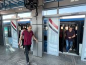 وزارة النقل تشغل 14 محطة للأتوبيس الترددى على الطريق الدائرى.. إقبال كبير من المواطنين فى الساعات الأولى لتشغيله.. أسعار التذاكر 5 جنيه لـ 4 محطات و15 جنيها للمرحلة الأولى.. وزيادة عدد المحطات لـ 48 قريبا.. صور