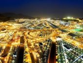 مشهد ليلي ساحر.. مشعر منى يتزين استعدادا لاستقبال الحجاج