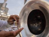 حين يتعطر البيت.. شاهد تطيب الكعبة في مشاهد روحانية