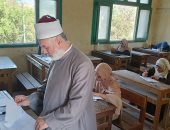 رئيس منطقة سوهاج الأزهرية يتفقد امتحانات طلاب القسم العلمى بالشهادة الثانوية