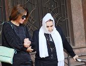 بكاء وحزن أثناء مغادرة جثمان سميحة أيوب لمنزلها بحضور مديحة حمدى.. صور