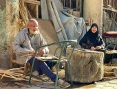 عم عطية والست صفاء.. قصة حب وكفاح فى مهنة صناعة كراسى قش البردى.. امتهنا الحرفة بشبابهما وكافحا سويا لتوفير حياة كريمة لبناتهن: فن يدوى بنشقى فيه عشان لقمة العيش ونفسنا نجوز البنت الأخيرة ونطلع عمرة (فيديو)