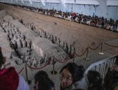 سائح يدمر تمثالان لمحاربين من الطين فى ضريح تشين شى هوانج فى الصين