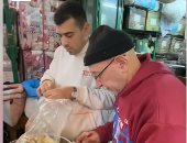 شيخ العطارين يبكى: "أنا ناجح بسبب دعوة أمى.. ومهنتى مش سهلة" (فيديو)