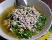 زيمبابوى تأكل لحم الأفيال.. بسكويت الدبابير والعنكبوت المقلى أغرب الأكلات