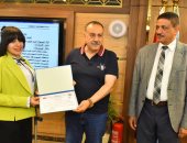 محافظ أسيوط يكرم موظفة من ذوى الهمم بعد تكريمها فى عيد العمال 