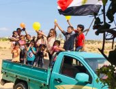 أهالي سيناء يحتفلون بعيد الأضحى بعادات بدوية أصيلة توارثتها الأجيال.. ينحر ما ربّاه من الأغنام والماشية.. توزيع اللحوم على الأرحام والمحتاجين عادة لا تزول.. الزيارات تبدأ بالأقارب وتصل إلى الأصدقاء