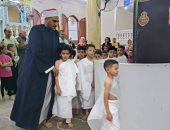 صور.. تدريب الأطفال على الطواف حول الكعبة ومناسك الحج بمسجد بكفر الشيخ