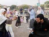 روحها المرحة خطفت القلوب.. حكاية صورة جدة بتلعب مع أحفادها بعد صلاة العيد