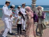 وزارة الداخلية توزع هدايا على المواطنين ابتهاجا بالعيد.. صور