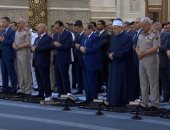 الرئيس السيسي يؤدي صلاة عيد الأضحى فى مسجد مصر الكبير بالعاصمة الإدارية.. ويُقبل رأس الدكتور أحمد عمر هاشم.. وشيخ الأزهر وكبار رجال الدولة يشاركون فى الصلاة.. وخطيب العيد: حب الوطن من أعظم مقاصد الإيمان