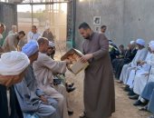 "شاى ومخبوزات".. أهالى قرية يتجمعون لتناول الإفطار بعد الصلاة بقنا.. فيديو وصور