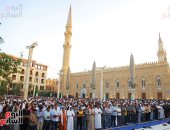 أجواء روحانية ومشاهد مبهجة بصلاة عيد الأضحى بالقاهرة والجيزة.. الآلاف يؤدونها فى حضرة الإمام الحسين.. بلالين بصورة علم مصر تزين مسجد مصطفى محمود.. توزيع الهدايا والعصائر والزهور على المصلين بمسجد القبة الخضراء