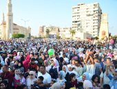الهدايا وشلالات البلالين تزين ساحات صلاة عيد الأضحى في بورسعيد