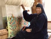 لطفية محمد.. فنانة النول خطت الطبيعة بخيوط من ذهب