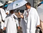 مشاهد الوفاء تتصدر موسم الحج.. أزواج يجسدون المودة والرحمة تحت مظلات العطاء.. ماء وعصائر ومراوح وقلوب عامرة في رحاب المشاعر المقدسة.. والأزواج يكتبون أجمل قصص البر مع شريكات العمر وسط زحام الحج