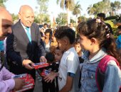 محافظ القاهرة يوزع الحلوى والألعاب على الأطفال بالحديقة الدولية