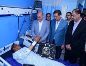 وزير الزراعة يزور الموظف المعتدى عليه أثناء تنفيذا قرار إزالة بسوهاج