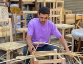 حرفة الأجداد تحيا بأيادى الأحفاد.. ورشة فى باب الخلق تحفظ التراث بصناعة الكراسى من قش البردى.. الحرفيون: صناعة يدوية قديمة كلها فن ومهارة.. منتجاتنا تواكب احتياجات السوق المعاصر وتطلب فى الفنادق والقرى السياحية