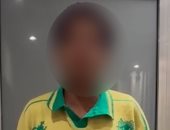 الداخلية تضبط عامل لقيامه باقتلاع لمبة إنارة من قطار وإلقائها.. فيديو