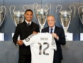 بيريز يقدم أرنولد لاعبًا لـ ريال مدريد أمام وسائل الإعلام.. صور وفيديو