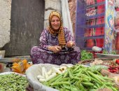 الإيد الشقيانة تكسب بعرقها.. ستات من دهب بيكافحوا في عز الحر.. فيديو