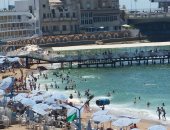 إقبال كبير على شاطئ ستانلى فى الإسكندرية مع ارتفاع درجات الحرارة.. فيديو