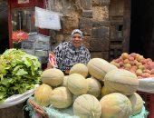 بائعات الأسواق..صمود يومى من أجل الحياة..ماجدة:بكافح من ساعة ما ربنا خلقنى..أم على:ربنا بيقوينا عشان نربى العيال..هبة: الشارع علمنى إزاى أجيب الجنيه بالحلال.. وصباح كافحت بعد وفاة زوجها وربت أبناءها حتى الكليات