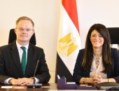 الدكتورة رانيا المشاط تبحث مع السفير البريطاني تنفيذ برامج التعاون الإنمائي
