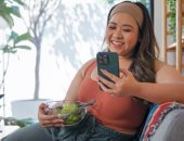 3 أبراج نسائية بتحب الرغى مع الشلة في جروبات الواتساب.. مش بيملوا من الكلام