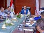 محافظ سوهاج يبحث استقبال الثانوية العامة ويعقد اجتماعًا لمناقشة تشغيل الأسواق الحضرية