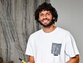 محمد الننى ينشر فيديو مؤثرا مع والده يستعرض مهاراته الكروية على متن يخت