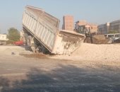 إعادة الحركة المرورية على طريق القاهرة الإسكندرية الزراعي بطوخ بعد رفع حمولة سيارة تريلا