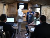 مدبولى يتفقد قافلة خدمية تقدم خدمات متنوعة لمواطنى قرية زاوية صقر بالبحيرة