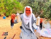 حكاية آخر الحرفيين في سيناء.. معمر يطرق الألمنيوم منذ طفولته.. عوض الله عمر يُحيي صناعة الدلال بيديه منذ قرن.. أدواته مطرقة وسندان.. يصنع بها ما عجزت عنه الآلات.. ومن يديه تخرج قطع تراثية فريدة.. صور