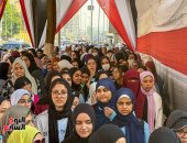 أول أيام امتحانات الثانوية العامة.. وزير التعليم يتابع اللجان بكاميرات المراقبة.. الإدارات التعليمية توزع المياه على الطلاب والأمهات يساندونهم بالدعاء.. والوزارة: الأسئلة المتداولة لامتحان الدين لسنوات سابقة