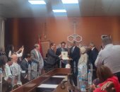 مسلمانى يكرم الكاتب الصحفى وائل السمرى خلال افتتاح استوديو نجيب محفوظ بماسبيرو