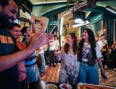 فريق عمل مسلسل "ابن النصابة" يحتفل بعيد ميلاد ياسمينا العبد الـ19.. صور