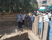 نائب محافظ الجيزة يتابع إصلاح هبوط الصرف الصحى بمنطقة العطور فى الحوامدية.. صور