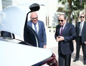 الرئيس السيسى يتفقد عددا من سيارات "سيتروين C4X" المصنّعة محليًا.. فيديو