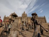 شاهد.. آلاف الماليين يرممون واجهات مسجد جينيه "الترابي"