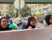 رغم حرارة الطقس.. الأمهات ينتظرن أبناءهن أمام لجان الثانوية العامة فى الجيزة