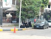 فى انتظار أبنائهم.. الأب والأم السند الحقيقى بامتحانات الثانوية العامة