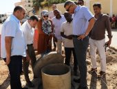 محافظ أسوان يتفقد أعمال الصرف الصحى بمنطقة الكرور