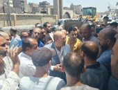 نائب محافظ الجيزة يستمع لشكاوى الباعة خلال جولة فى مدينة البدرشين