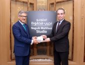 المسلمانى يهدى سفير باكستان مجموعة أم كلثوم أثناء زيارته بماسبيرو