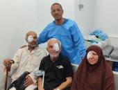 طبيب عيون بقنا يجرى جراحات بالمجان لـ 3 مسنين من غزة